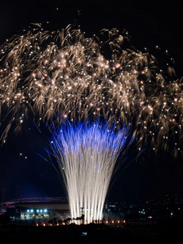 Người dân Hà Nội ‘săn chỗ’ để xem bắn pháo hoa tối 28-4