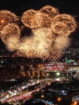 Pháo hoa đẹp mê li trên bầu trời Hà Nội trong đêm Âm vang Tổ quốc, mừng 51 năm ngày thống nhất