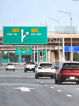 Bắt đầu cho xe vào cao tốc Biên Hòa - Vũng Tàu, đi tốc độ không quá 80km/h