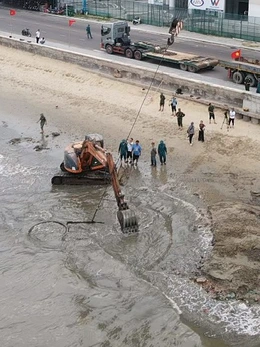 Trục vớt xác xe tăng trên biển Quy Nhơn, phát hiện thêm nhiều súng đạn cũ, hư hỏng