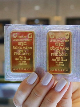 Giá vàng thế giới giảm sâu, có lúc về sát 4.500 USD/ounce