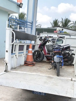 Cảnh sát bất ngờ kiểm tra, phát hiện nhiều xe đạp điện của học sinh được 'độ' để thể hiện 'số má'