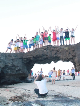 Cảnh báo du khách không leo trèo lên Cổng Tò Vò ở Lý Sơn để chụp ảnh