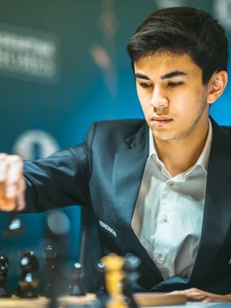 Kỳ thủ 20 tuổi Sindarov san bằng kỷ lục của Vua cờ Carlsen
