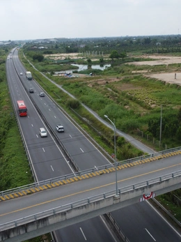 Vì sao trạm dừng nghỉ trên cao tốc về miền Tây làm mãi không xong?