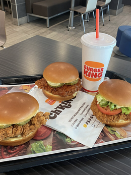 Trái ngược hai chuỗi burger Mỹ tại Việt Nam: Một đóng bớt, một chuẩn bị mở cửa hàng đầu tiên