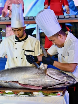 Khách Tây, khách ta thích thú xem phi lê cá ngừ, ăn sashimi thoải mái