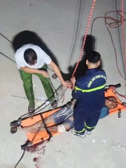 Cứu nạn du khách ngã xuống hầm sâu 4m