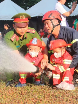 Bệnh nhi ung thư thích thú hóa thân thành lính cứu hỏa