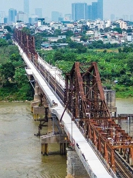 Xe đi lại bình thường trên cầu Long Biên sau 2 tháng sửa chữa