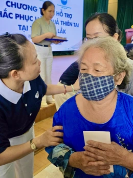 Trao hơn 51 tỉ đồng hỗ trợ người dân vùng lũ Phú Yên khắc phục hậu quả thiên tai