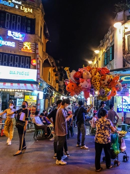 Hà Nội tính cho một số tuyến phố kinh doanh xuyên đêm để gia tăng mức chi tiêu của du khách