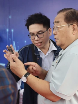 100% phường, xã, đặc khu TP.HCM có đội hình 'Mùa hè số' hỗ trợ người dân