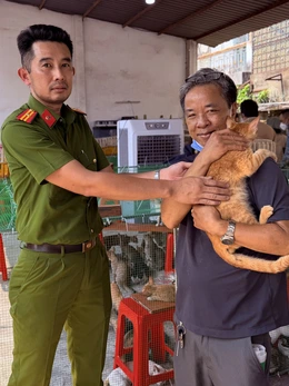 Đi tìm mèo cưng chỗ mấy chú công an phòng hình sự