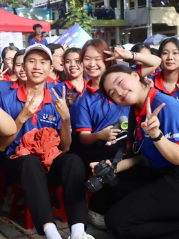 Hơn 6.000 sinh viên tình nguyện 'Tiếp sức mùa thi' tại 246 điểm thi tốt nghiệp THPT ở TP.HCM