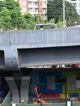 Bên trong những lớp học tươi lung linh dưới chân cầu vượt