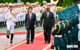 Vietnam's state president hosts welcome ceremony for South African counterpart