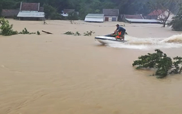 All-out mobilization to rescue flood-stricken communities in central Vietnam
