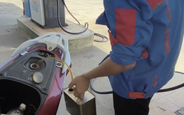 Filling station worker refuses bank transfer, siphons gasoline back in Vietnam

