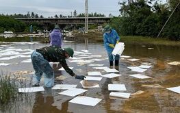 Vietnam military mobilizes forces to contain oil spill at Dung Quat