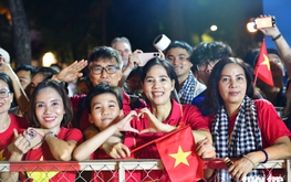 Crowds gather in Ho Chi Minh City to welcome military parade rehearsal for reunification anniversary