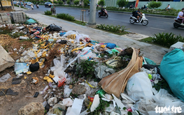 Garbage heaps up along newly-opened street near Ho Chi Minh City airport’s T3 terminal
