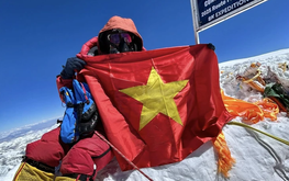 Former Vietnamese journalist conquers 2 of world’s highest peaks within 48 hours