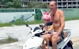 Foreigner lets child steer motorbike while riding hands-free without helmet in Vietnam’s Phu Quoc