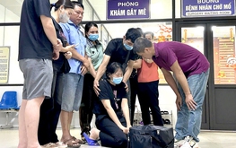 Heartbreaking farewell: Vietnamese wife kneels in tearful goodbye as husband’s organs save 7 lives