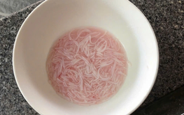 Da Nang investigates report of rice noodles turning red