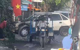 Authorities investigate video of motorized tricycle carrying car in Ho Chi Minh City