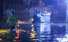 Heavy rains flood Hanoi streets again, residents struggle to get home