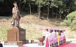 S.Korea unveils statue of Vietnam’s Emperor Ly Thai To in North Gyeongsang