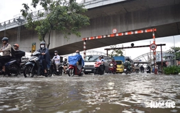 High tide, heavy rain flood Ho Chi Minh City streets at rush hour