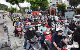 Motorbikes flood sidewalks in Ho Chi Minh City despite heavy fines