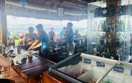 Operator of Nha Trang bar, whose staff threatened foreign tourists with shovel, fined over $1,900 for business violations