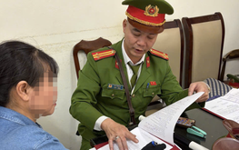 Hanoi street vendor fined after seeking triple price for 'non la' from foreign tourist