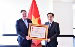 Vietnam awards Friendship Order to US ambassador