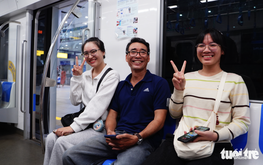 Free metro, bus rides ring in 2026 as Ho Chi Minh City residents flock to public transport
