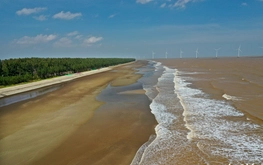 Vietnam’s Vinh Long Province cleans beach after media reports of pollution
