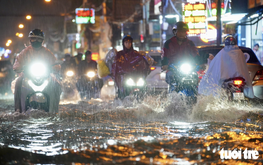 Heavy rain, strong winds sweep Ho Chi Minh City, turning skies dark
