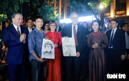 Vietnamese, Swiss leaders, their spouses take evening stroll around Hanoi’s iconic lake