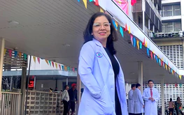Vietnamese doctor revives Australian passenger who stopped breathing on flight