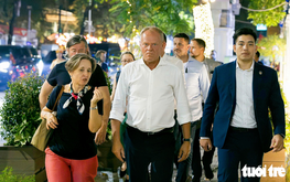 Polish premier takes nighttime stroll through Hanoi