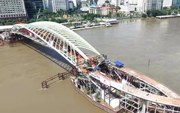 Video: Saigon River pedestrian bridge construction accelerated ahead of planned 2027 Lunar New Year opening