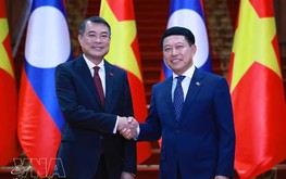 Vietnamese PM Le Minh Hung holds talks with Lao counterpart Saleumxay Kommasith