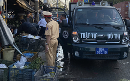 Ho Chi Minh City traffic police step up efforts to restore order at wholesale markets ahead of Tet