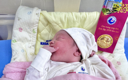 Gold gifts greet 5 babies born at Tet midnight at Ho Chi Minh City hospital