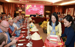 Ho Chi Minh City welcomes international visitors with lucky money, calligraphy for Tet