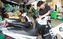 Vietnam PM urges energy saving, shift to electric transport amid global volatility